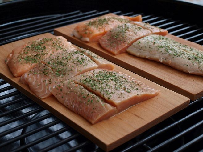 Lachs-auf-einem-Holzbrett