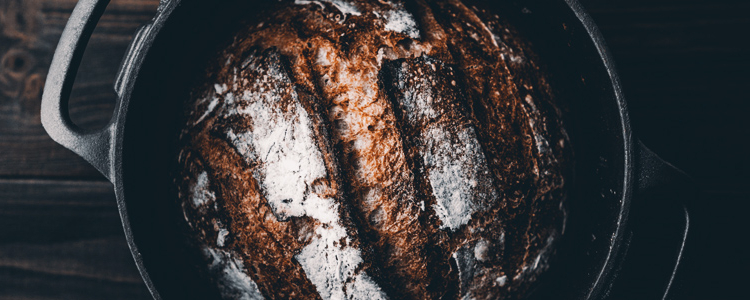 fertig gebackenes Brot aus dem Dutch Oven