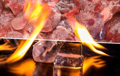 Collage auf tiefgefrorenem Fleisch und brennenden Eiswürfeln