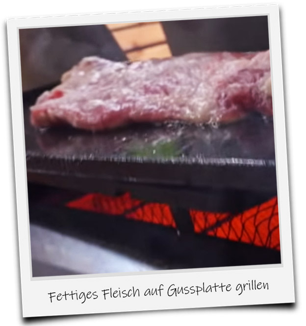 Bild von fettigem Fleisch auf Gussplatte über Sizzle Zone