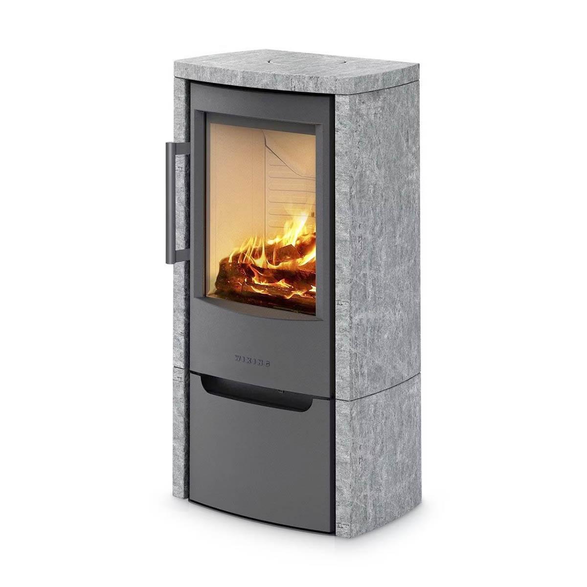 Kaminofen Wiking Miro 4 mit 4,9 kW - Holzfach: mit Tür - Verkleidung: Naturstein grau - Korpus: Grau - Rauchabgang: Hinten