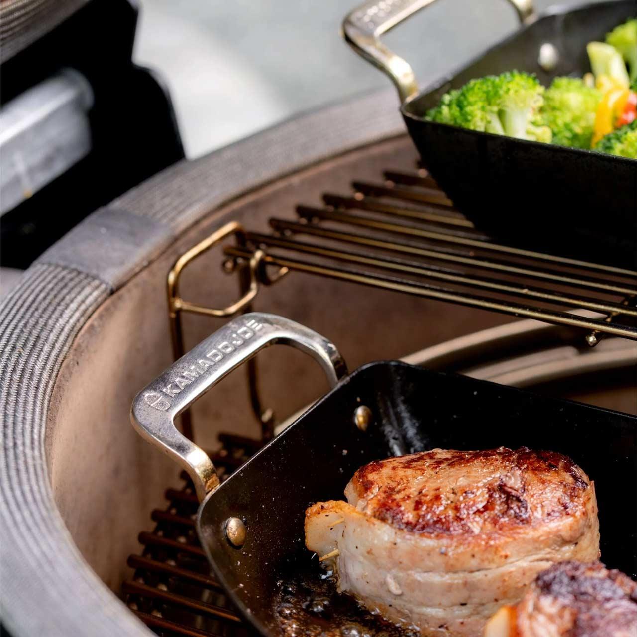 Grillzubehör Kamado Joe Karbon Steel Wok Grillpfannen-Set in Halbmondform