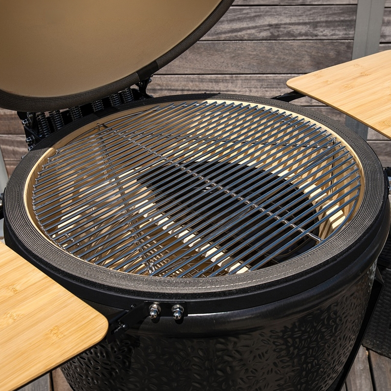 Blick in den geöffneten Outdoorchef EGG 460 H Keramikgrill mit Edelstahl-Grillrost