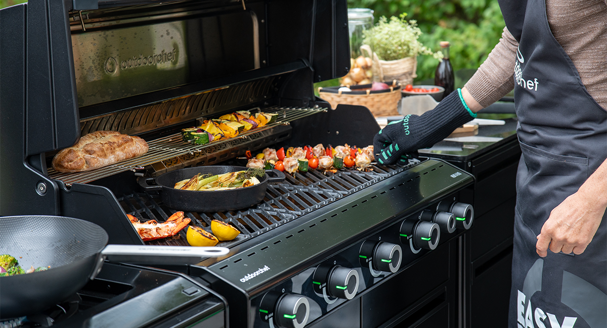 Outdoorchef Heat Outdoorküche X-515 RB K mit geöffnetem Garraum und Blazing- und Cookingzone X-245 K