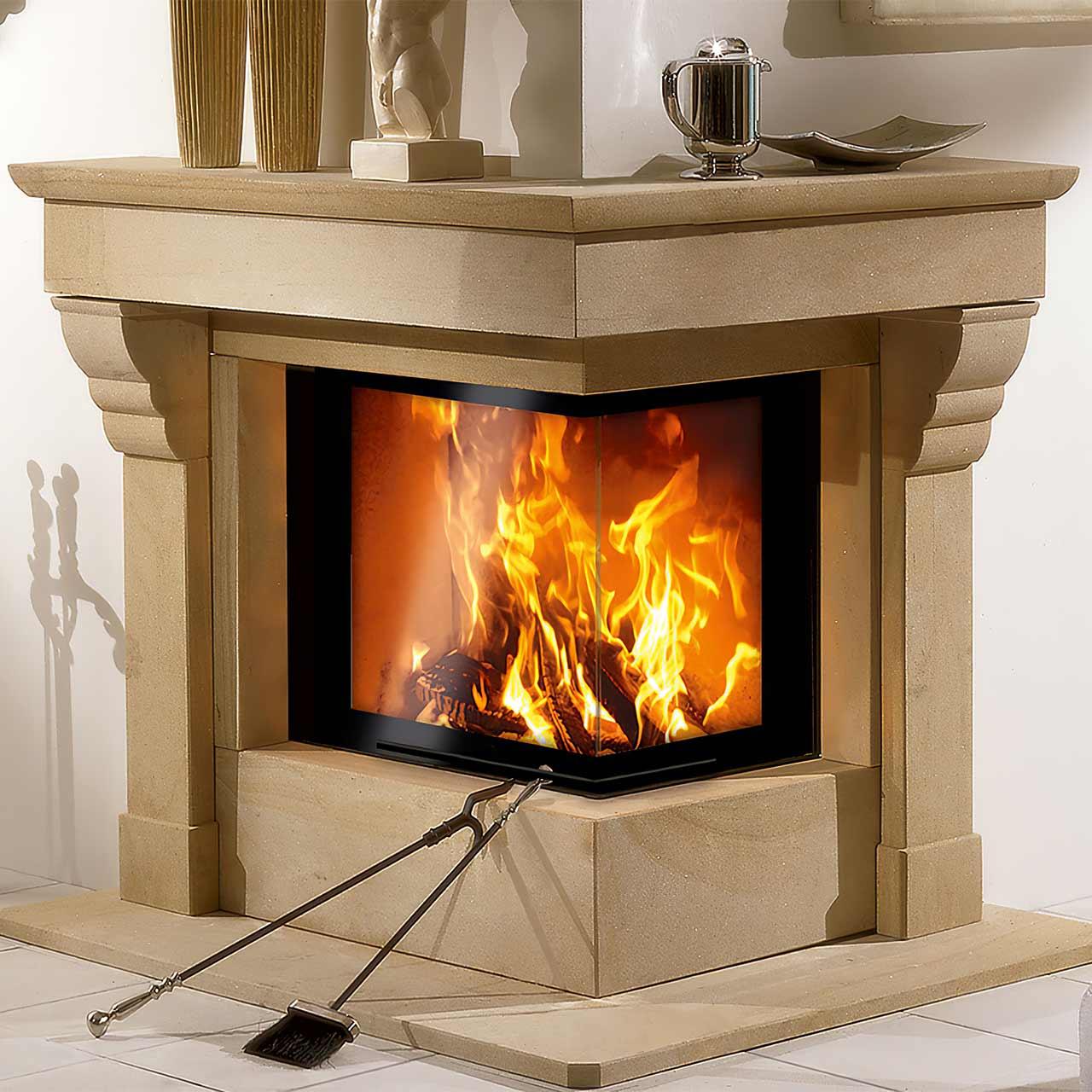 Eck-Kaminbausatz Camina N17 mit 9 kW - Naturstein: Travertino Romano - Eckscheibe: rechts - Feuerraumauskleidung: Schamotte weiß