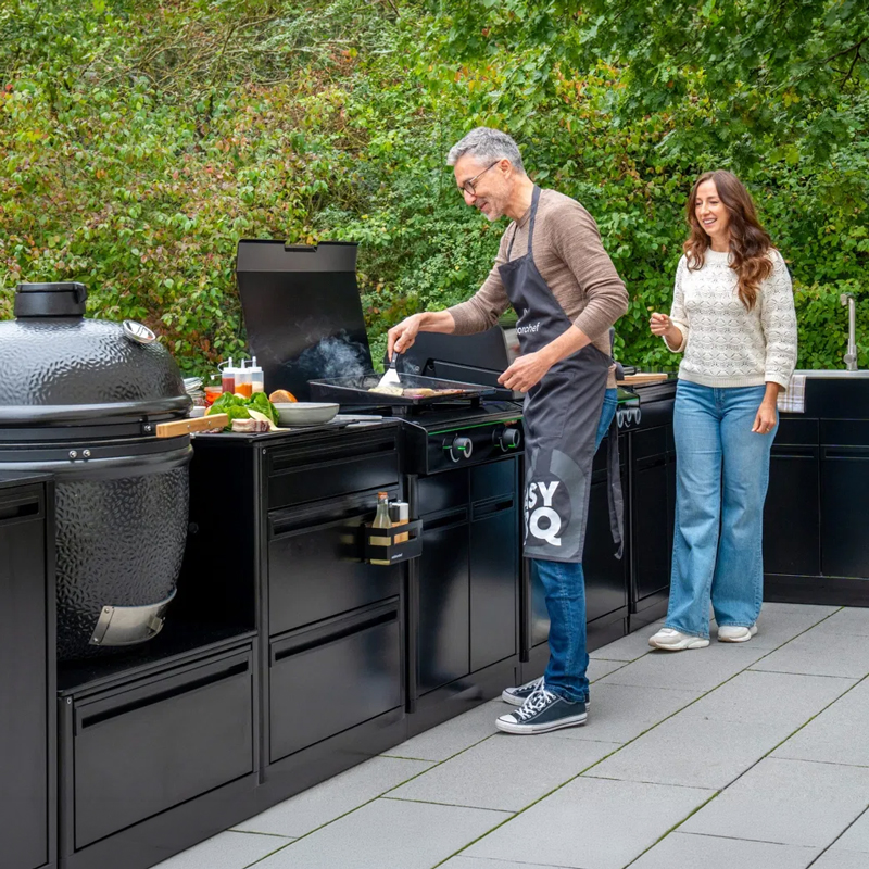 Grillen an der erweiterten Outdoorchef HEAT Küchenzeile mit mehreren Modulen