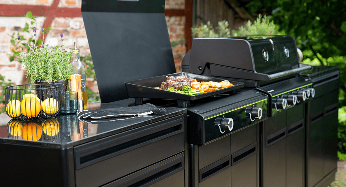 Outdoorchef Heat Outdoorküche mit Plancha XL im Einsatz
