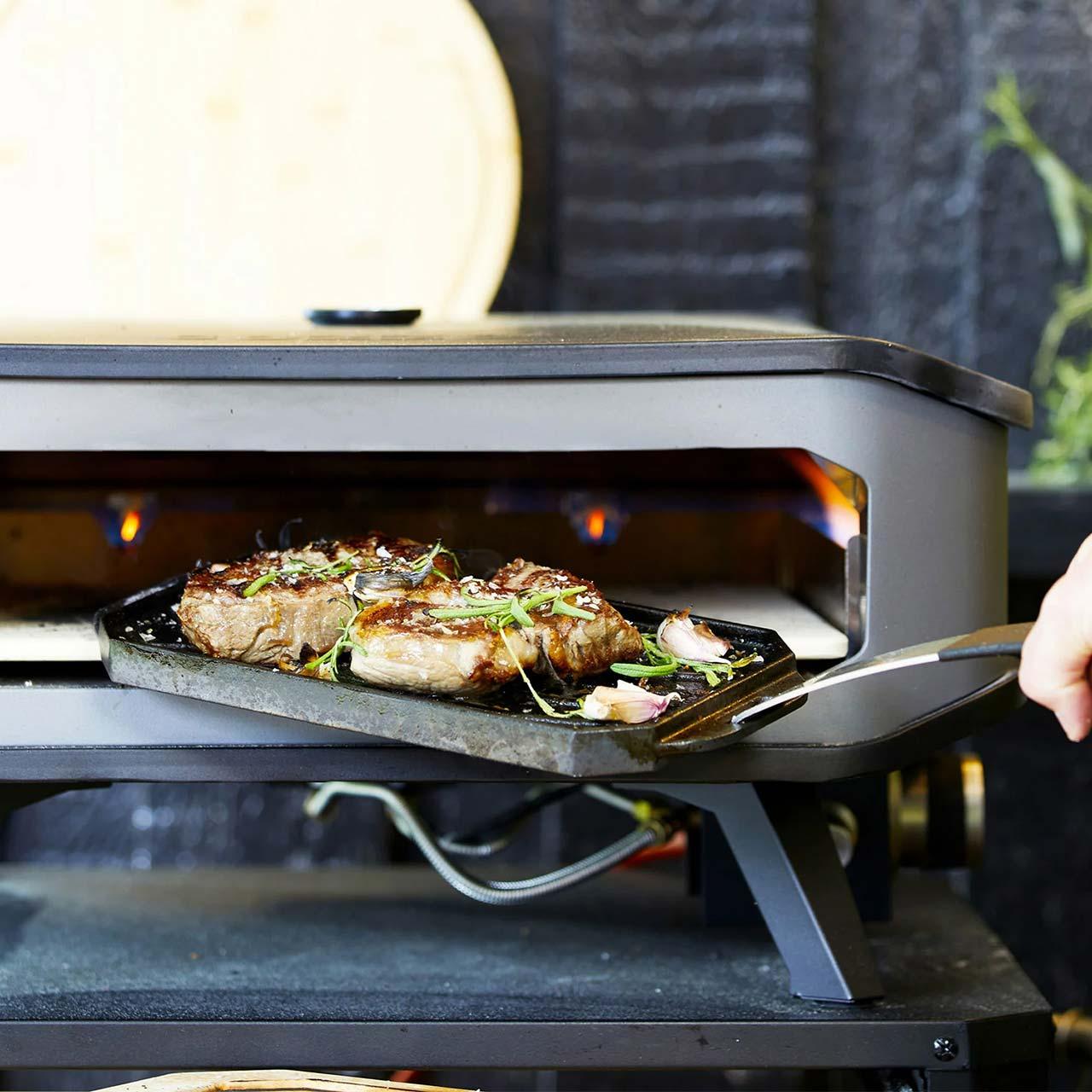 Grillzubehör Cozze Gusseisenpfanne mit Bambus Servierbrett 15x30 cm