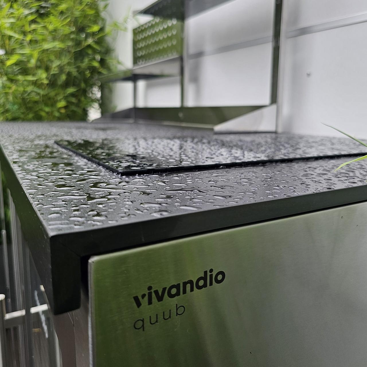 Outdoorküche vivandio quub / Kompakte Gartenküche mit Kühlschrank und Kochfeld - Ausführung: schwarz - Mobilität: mit Stellfüßen