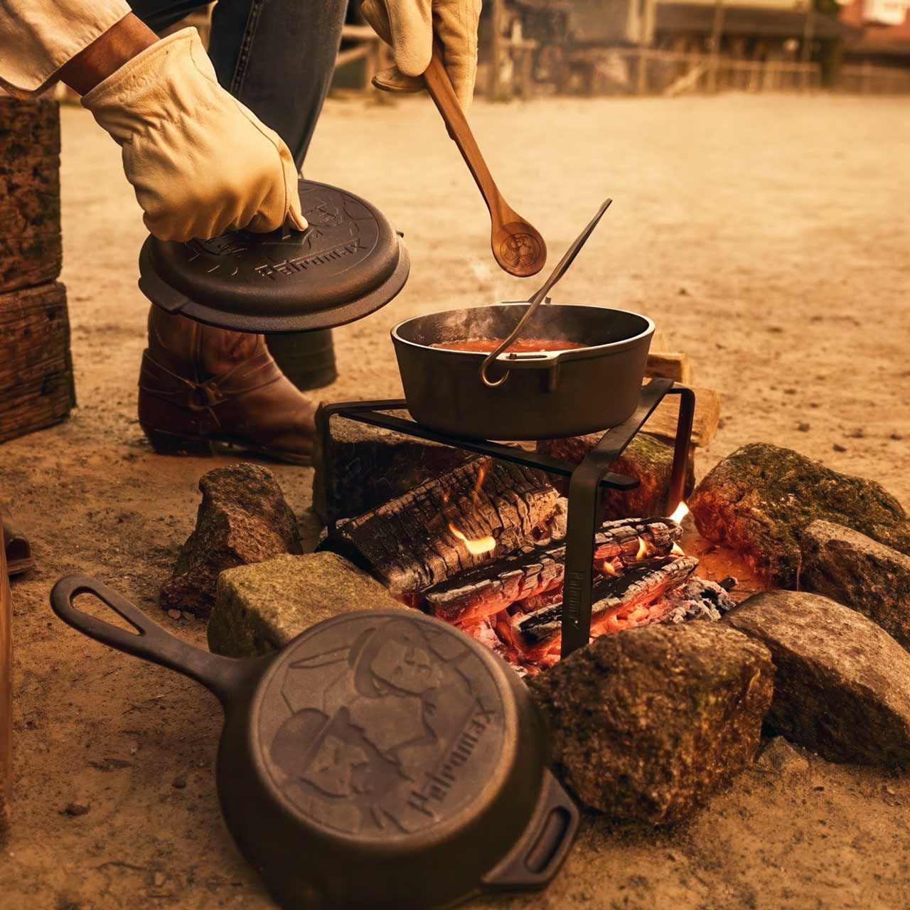 Petromax Bud Spencer & Terence Hill Kochset inkl. Dutch Oven ft3, Schmiedeeiserne Pfanne sp28 & Holzkochlöffel