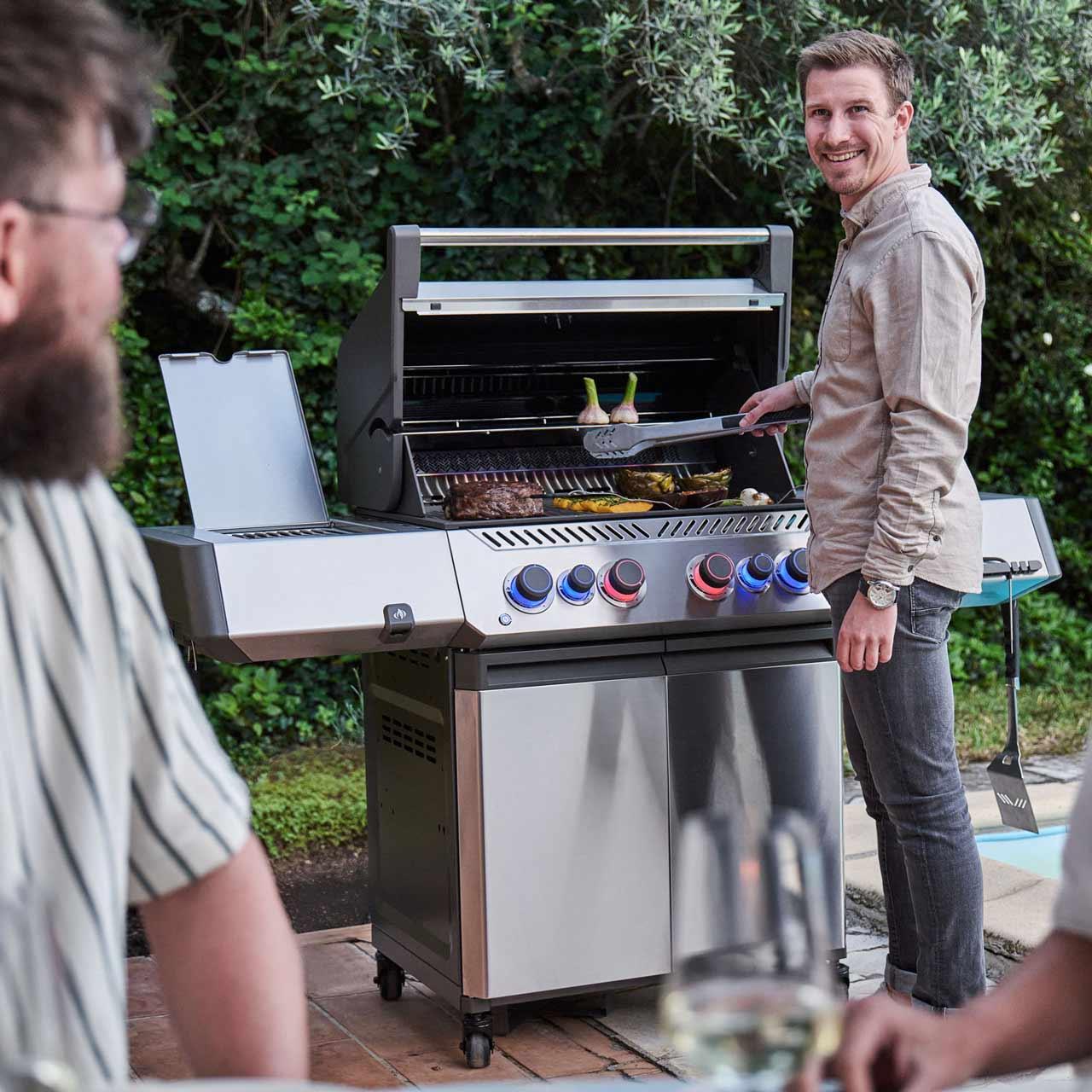 Gasgrill Napoleon Prestige 500 Connected Edelstahl mit SIZZLE ZONE und Heckbrenner (2026) Bundle inkl. 2 Unterschränke