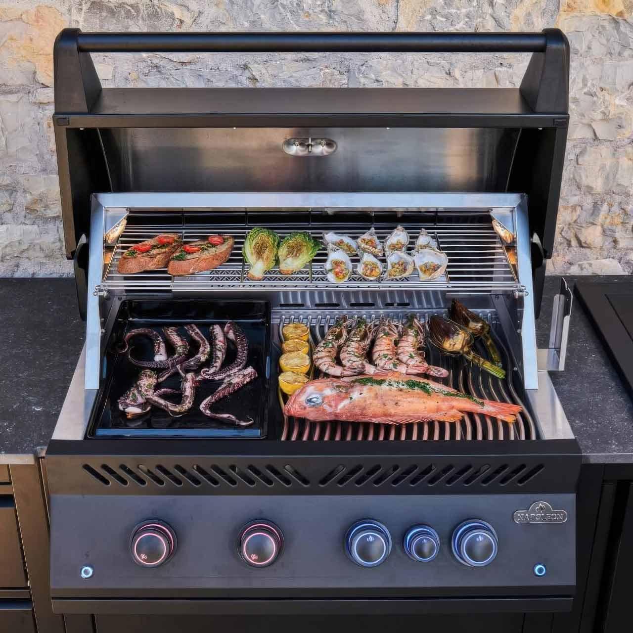 Outdoorküche Napoleon Oasis Compact 106 BIG32 Mattschwarz, mit Heckbrenner, Sizzle Zone, Drehspieß & Abdeckhaube