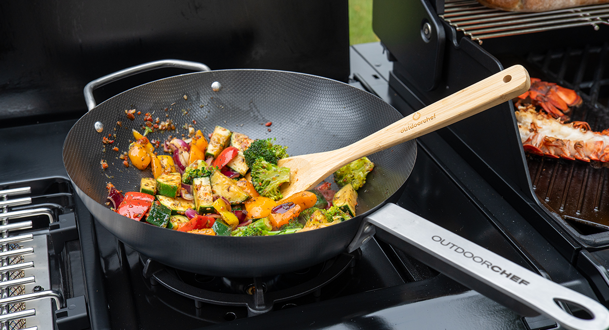 Wok auf der Cooking Zone des Outdoorchef Heat X-245 K