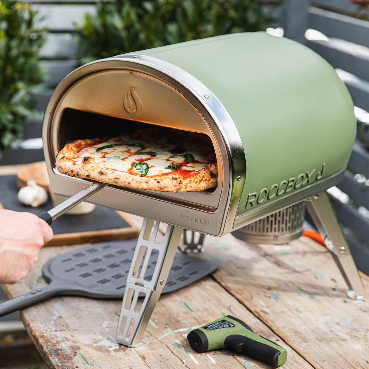 Tragbarer Pizzaofen Gozney Roccbox für Gas oder Holzfeuerung - Ausführung: Olivgrün