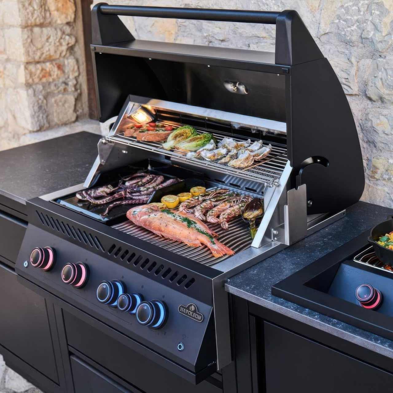 Outdoorküche Napoleon Oasis Compact 106 BIG32 Mattschwarz, mit Heckbrenner, Sizzle Zone, Drehspieß & Abdeckhaube