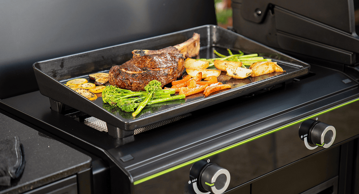 Outdoorchef Plancha XL auf der Blazing- und Cooking Zone einer Heat Outdoorküche