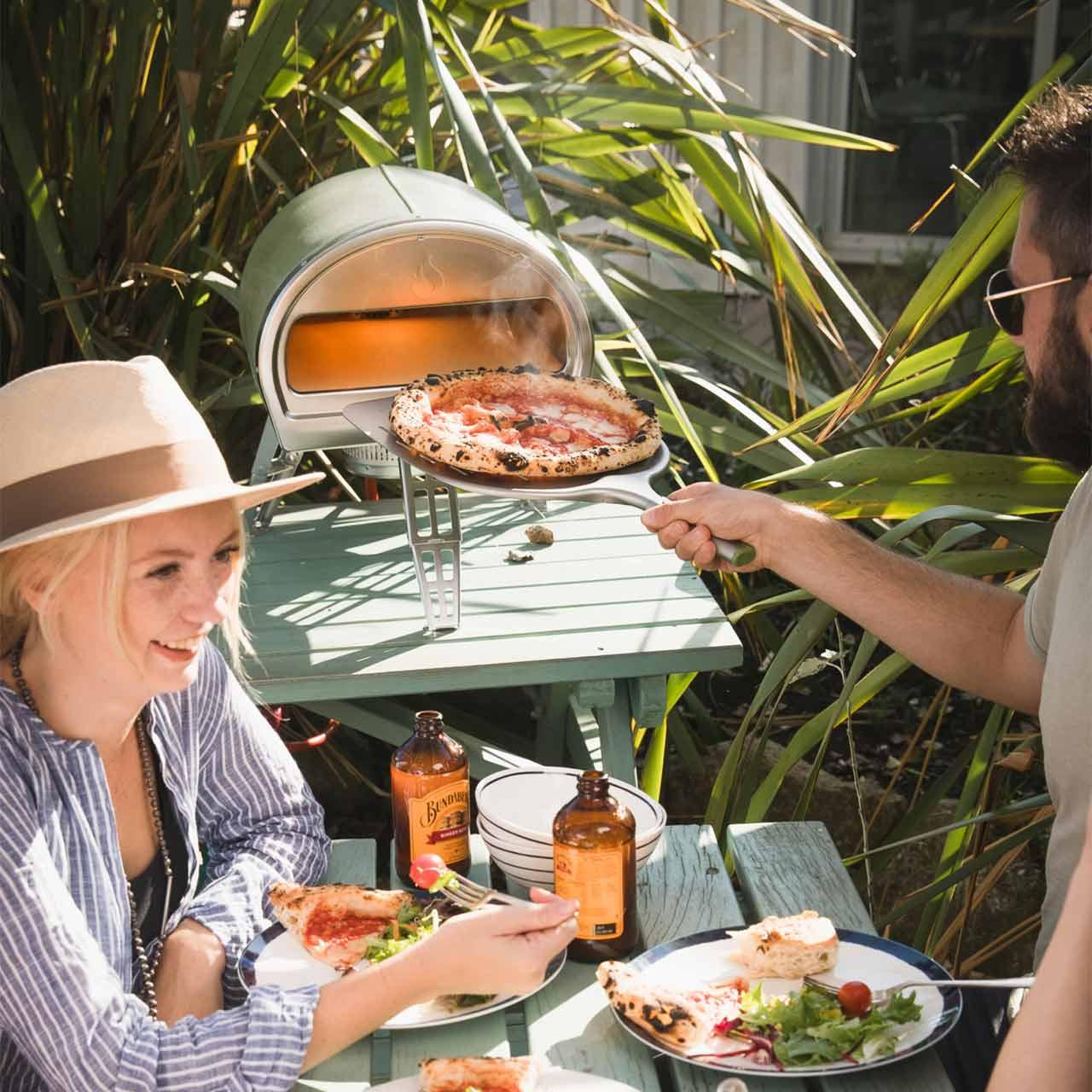Tragbarer Pizzaofen Gozney Roccbox für Gas oder Holzfeuerung - Ausführung: Olivgrün