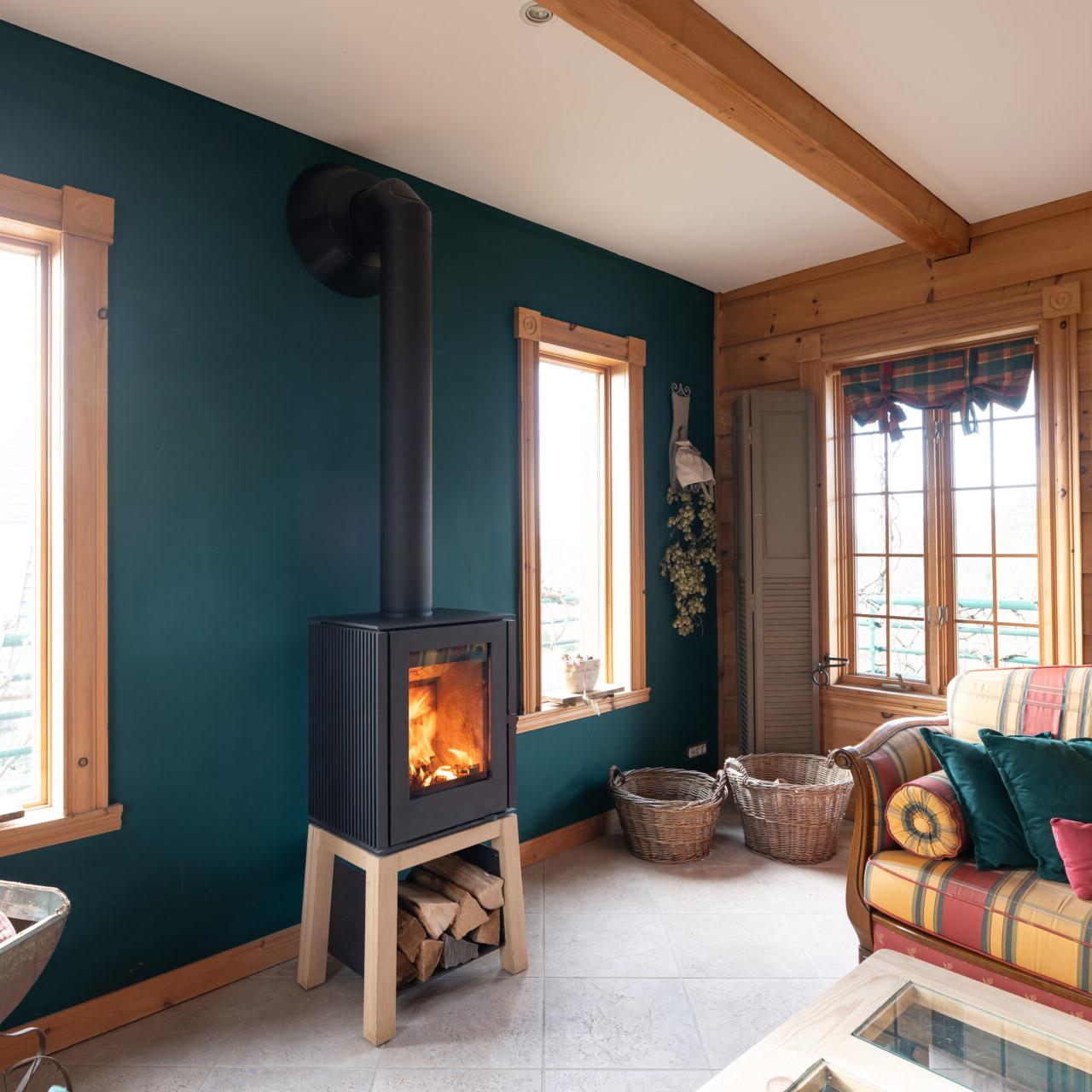 Kaminofen Trimline Woody Loft 6,4 kW - Untergestell: Holzsockel