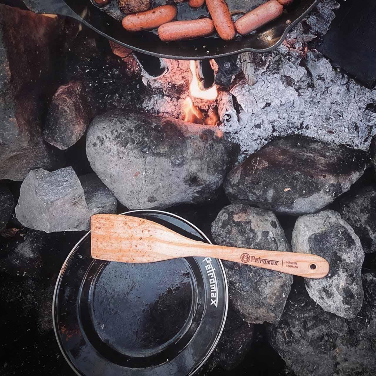 Petromax Holzspachtel mit Einbrand, Präzises Wenden & Schaben