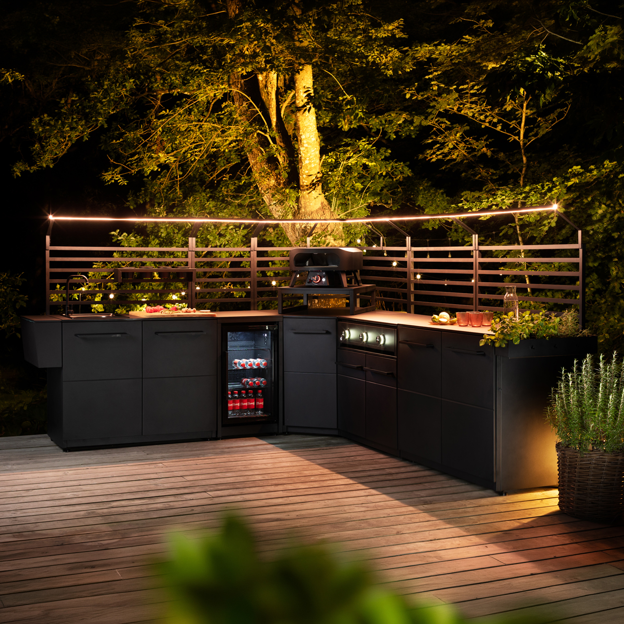 Cozze Elements Rückwandgitter mit LED-Beleuchtung am Abend