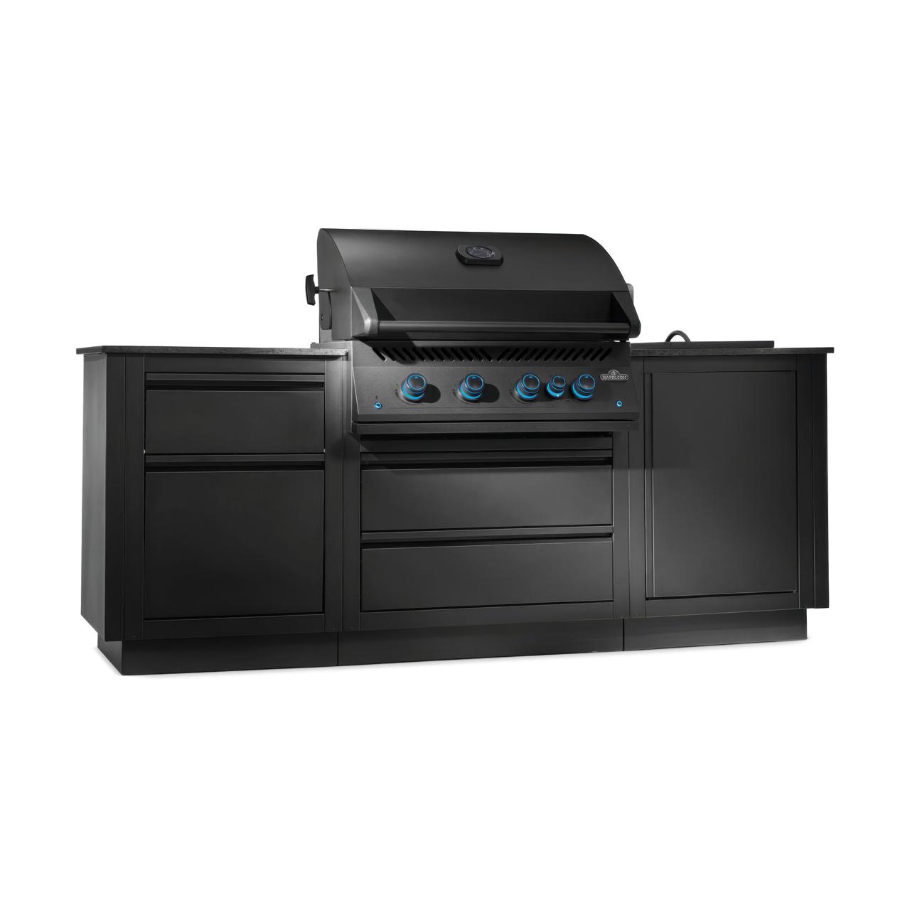 Outdoorküche Napoleon Oasis Compact 106 BIG32 Mattschwarz, mit Heckbrenner, Sizzle Zone, Drehspieß & Abdeckhaube