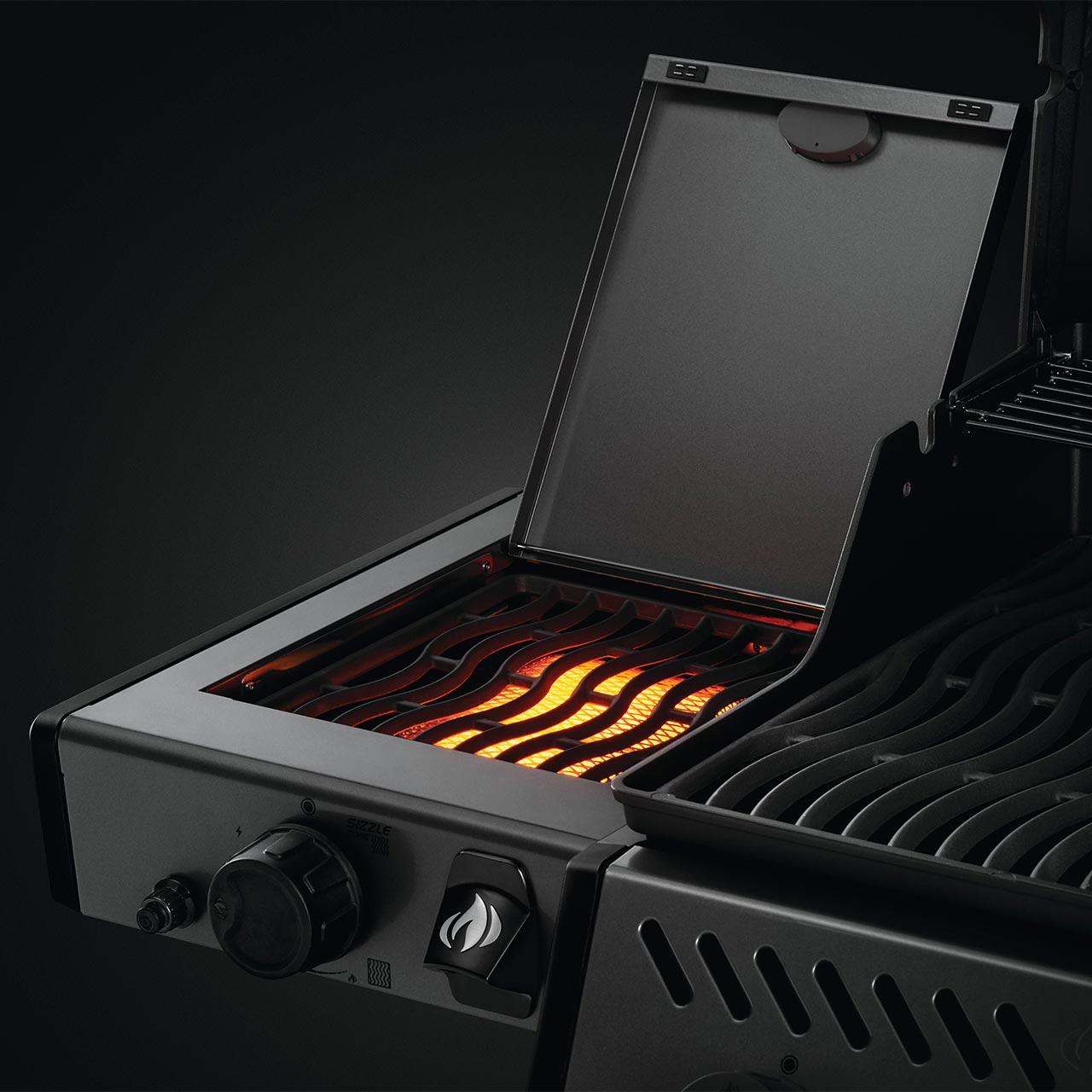 Gasgrill Napoleon Freestyle 365 DSIB mit Tür & Sizzle Zone