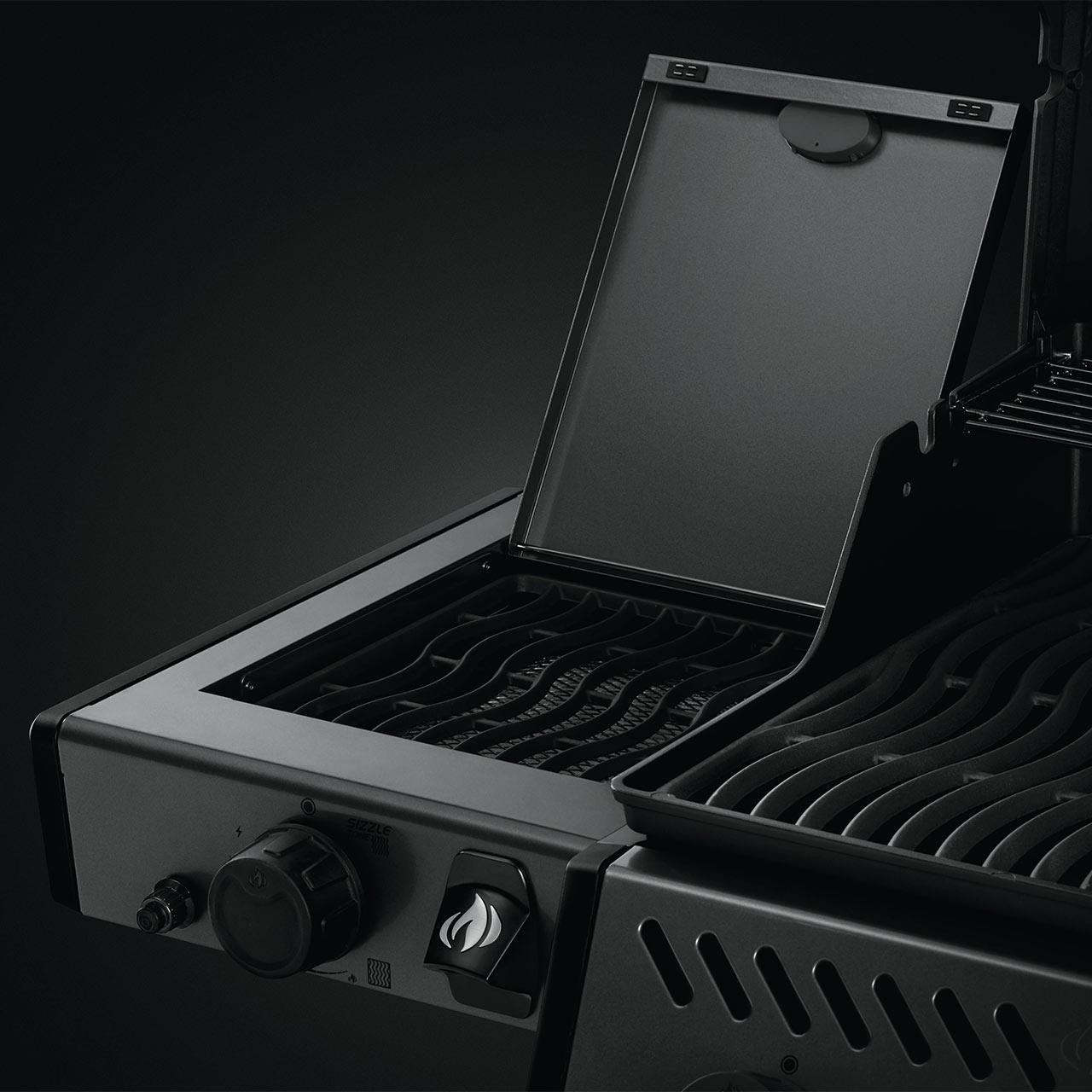 Gasgrill Napoleon Freestyle 365 DSIB mit Tür & Sizzle Zone