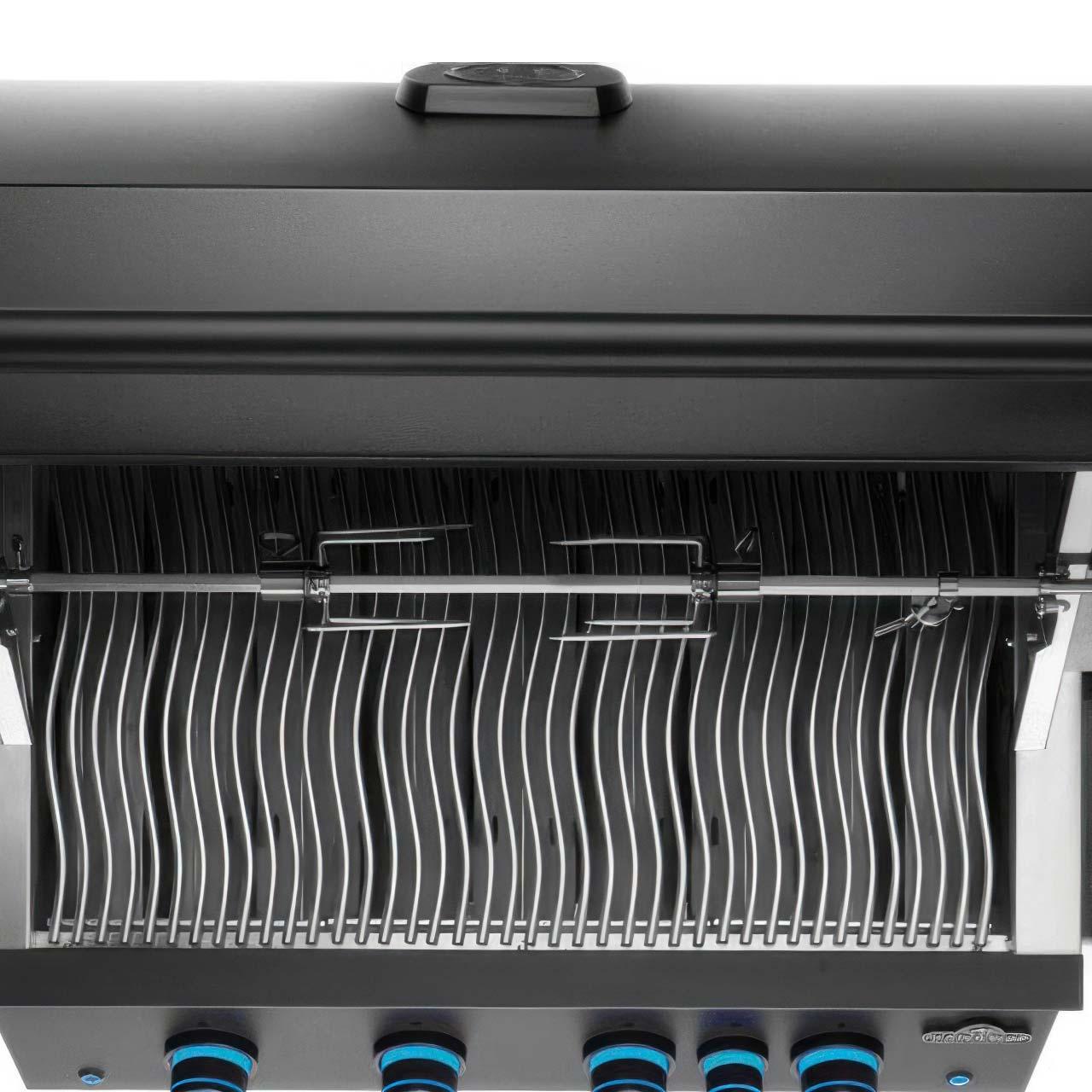 Outdoorküche Napoleon Oasis Compact 106 BIG32 Mattschwarz, mit Heckbrenner, Sizzle Zone, Drehspieß & Abdeckhaube