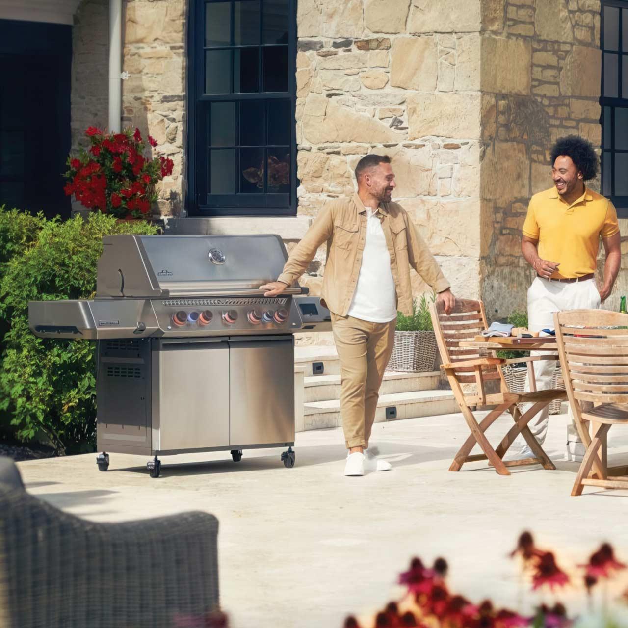 Gasgrill Napoleon Prestige 665 Connected Edelstahl mit SIZZLE ZONE und Heckbrenner (2026) Bundle inkl. 2 Unterschränke
