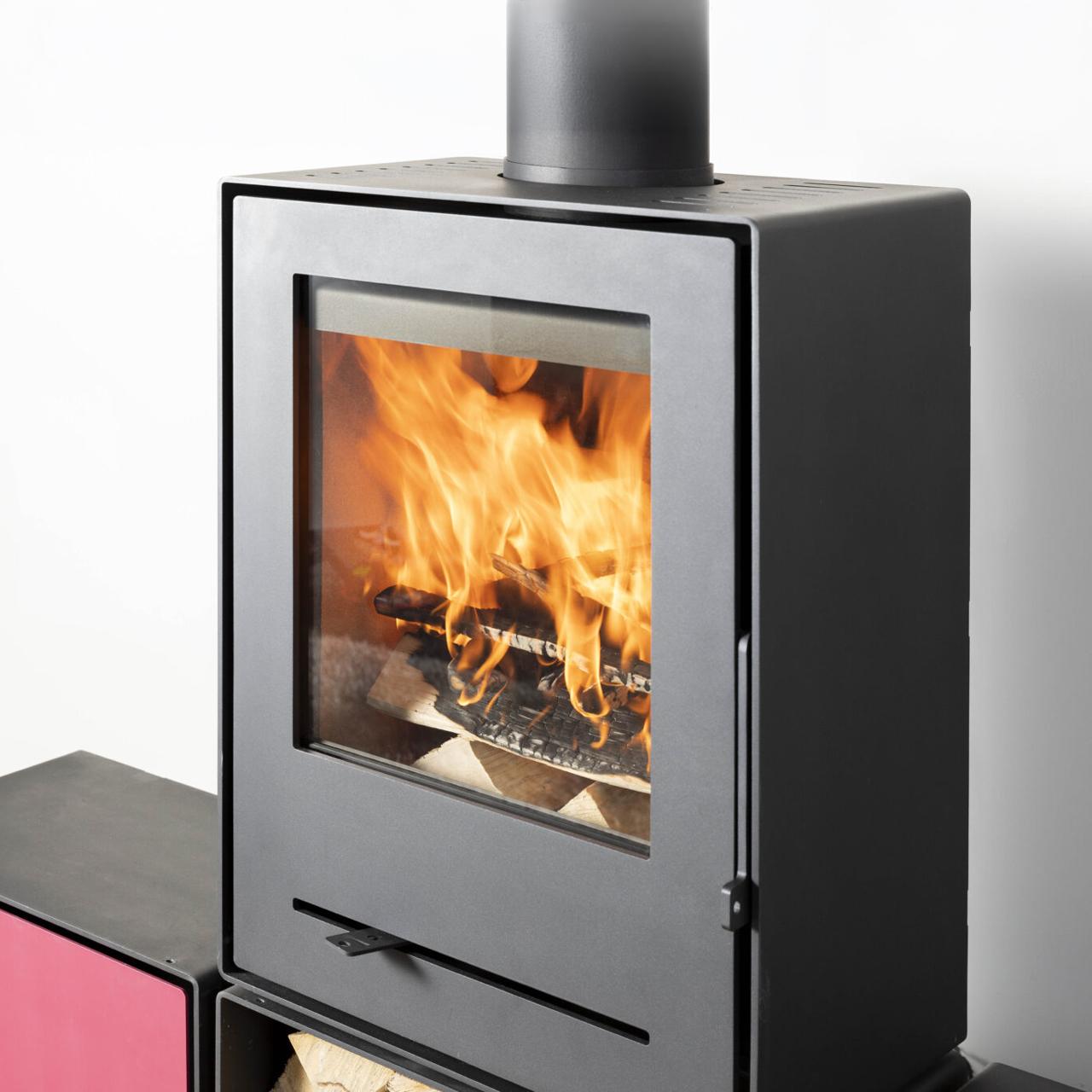 Kaminofen Trimline Woody Grid 6,4 kW - Ausführung: Grid S (quadratischer Sockelblock)