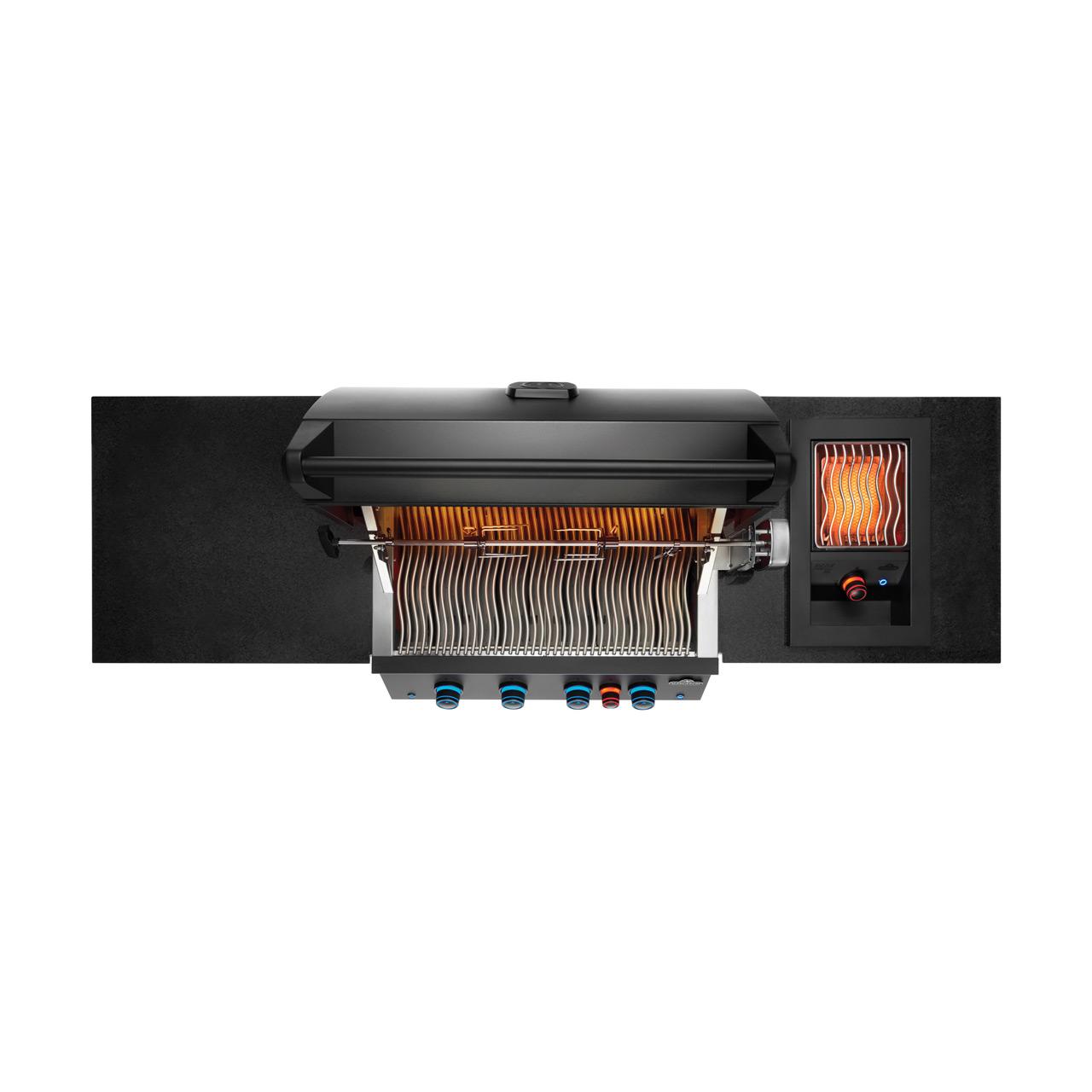 Outdoorküche Napoleon Oasis Compact 106 BIG32 Mattschwarz, mit Heckbrenner, Sizzle Zone, Drehspieß & Abdeckhaube