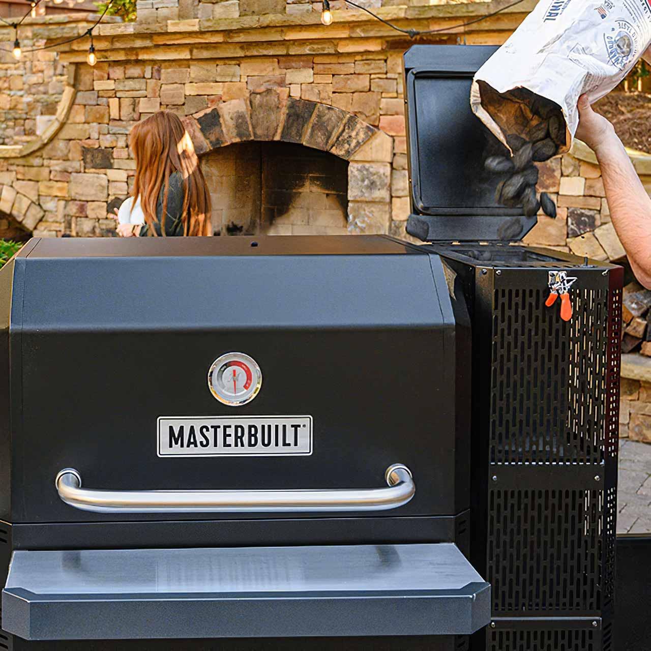 Digitaler Holzkohlegrill und Smoker Masterbuilt Gravity Series 800 Starter-Set inkl. Abdeckhaube und Holzkohle