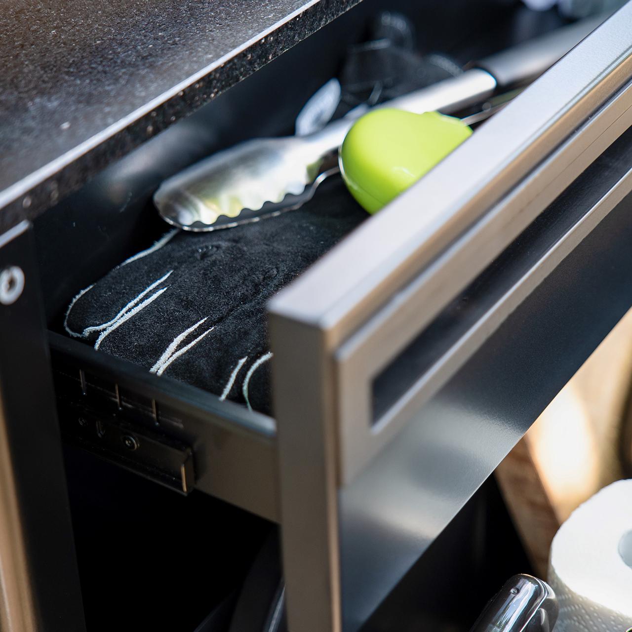 Outdoorchef Heat Outdoorküche X-415 mit X-245, Kühlschrank und Schubladenschrank inkl. Arbeitsplatte aus Granit und Sockelblende