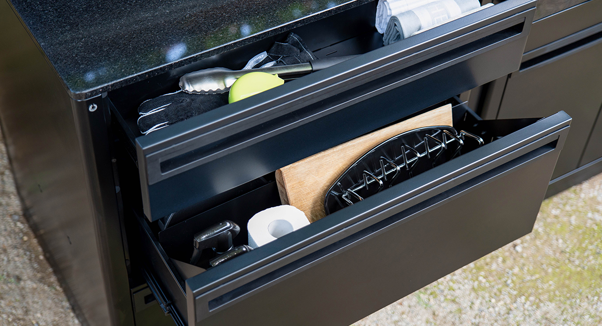 Geöffnete Soft-Close Schubladen des Outdoorchef Heat Schrankmoduls