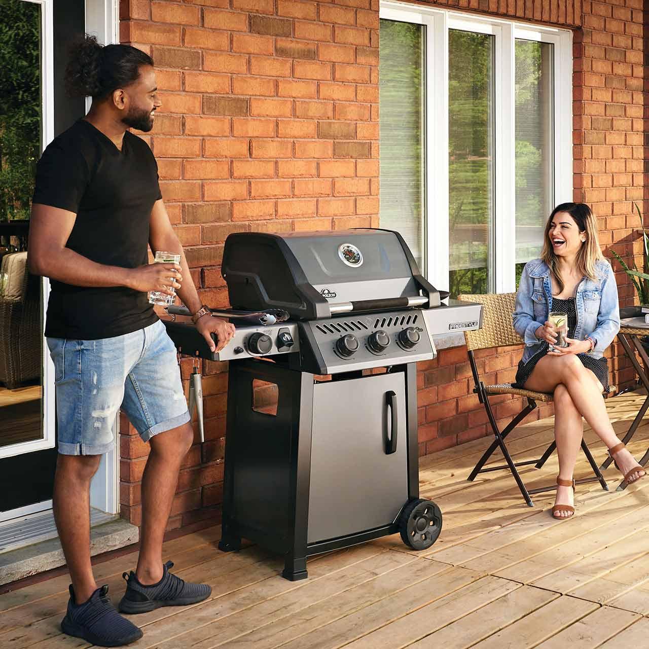 Gasgrill Napoleon Freestyle 365 DSIB mit Tür & Sizzle Zone