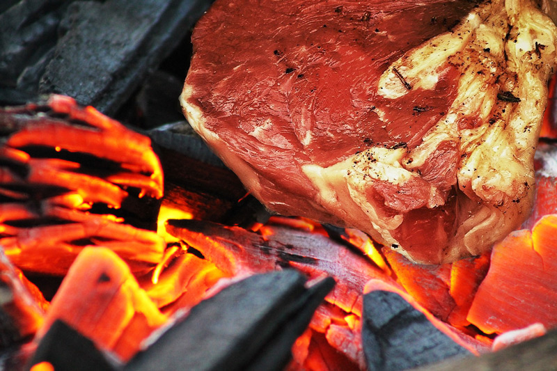 Caveman-Grillen: Was wir vom Höhlenmenschen über das Grillen lernen können