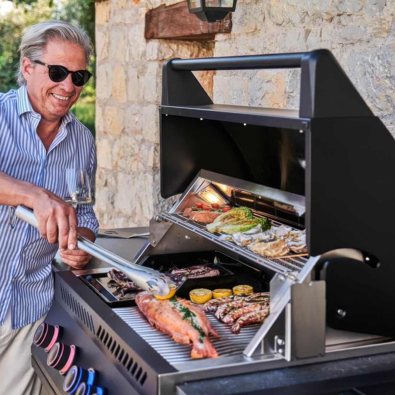 Outdoorküche Napoleon Oasis Compact 106 BIG32 Mattschwarz, mit Heckbrenner, Sizzle Zone, Drehspieß & Abdeckhaube