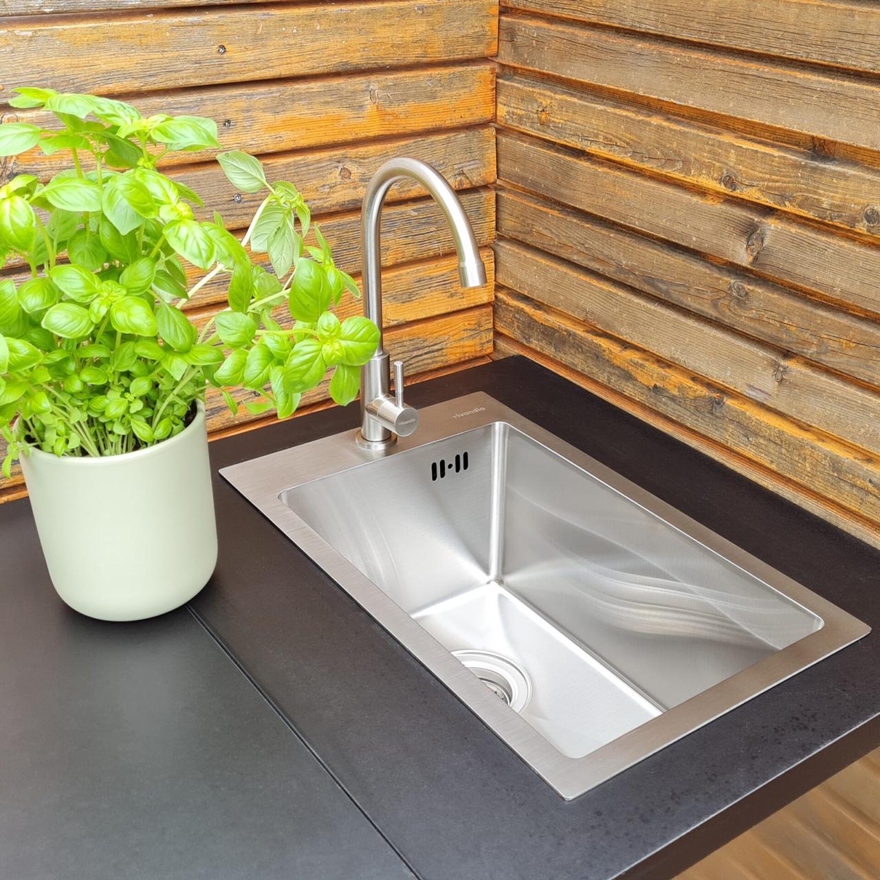 Outdoorküche vivandio quub / Outdoor Cocktailstation mit Kühlschrank und Spüle - Ausführung: schwarz - Mobilität: mit Stellfüßen