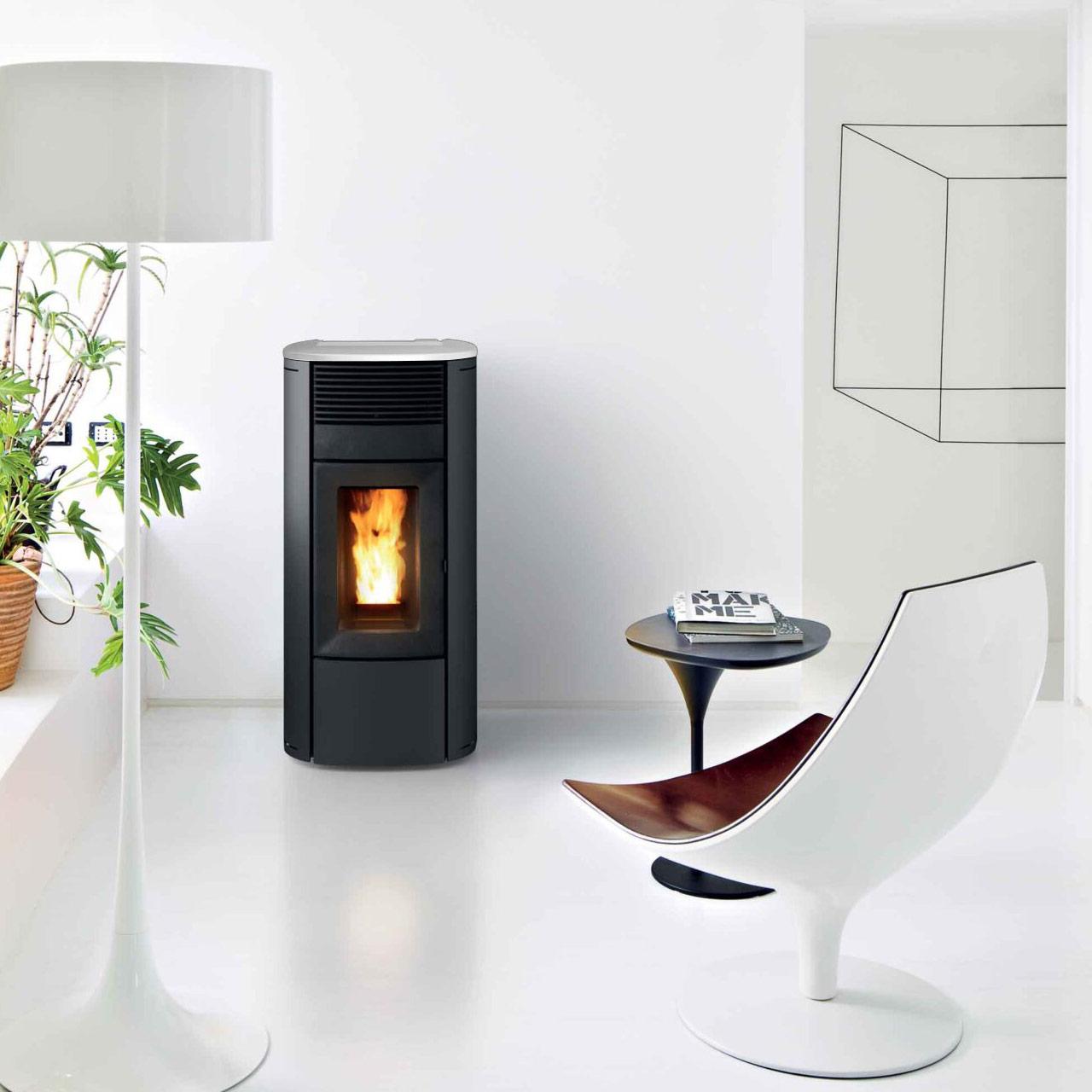 Pelletofen MCZ Club Absolute Comfort Air Matic 12 Core R - Ausführung: Top Keramik weiß + Verkleidung Stahl schwarz