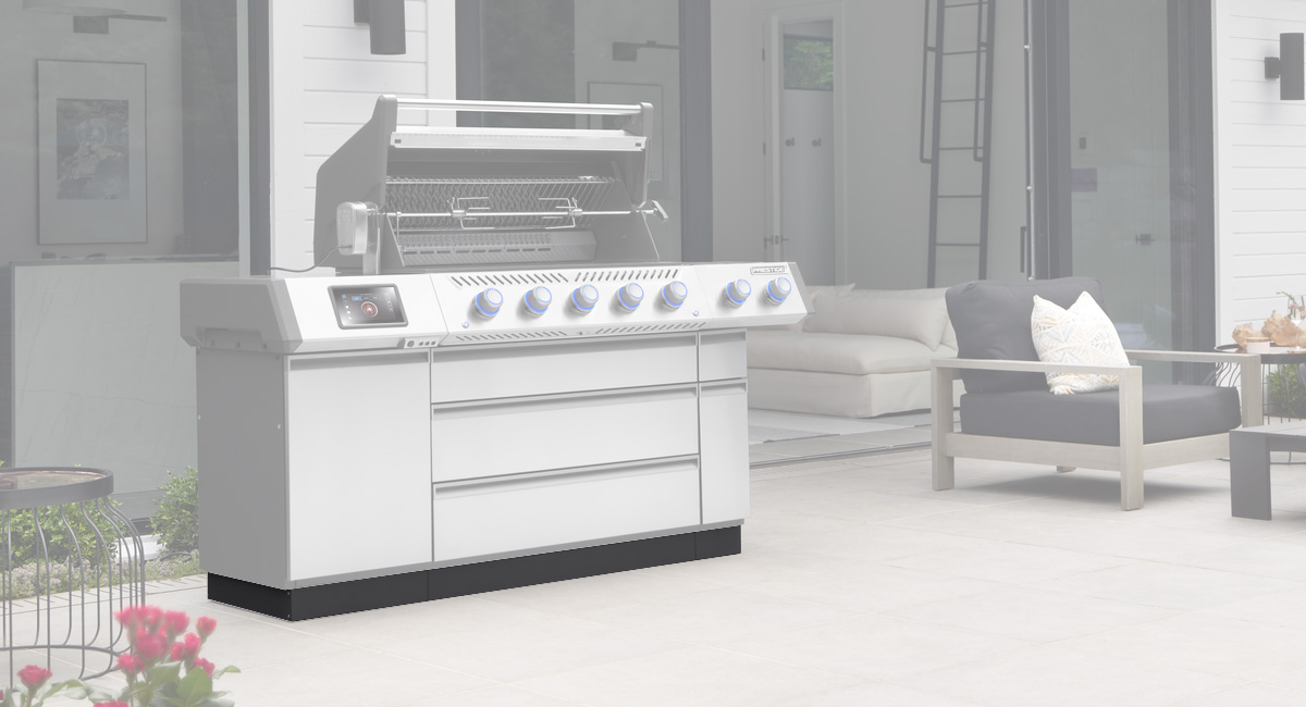 Sockelblende für Napolen Prestige PRO™ 665 Montagebeispiel