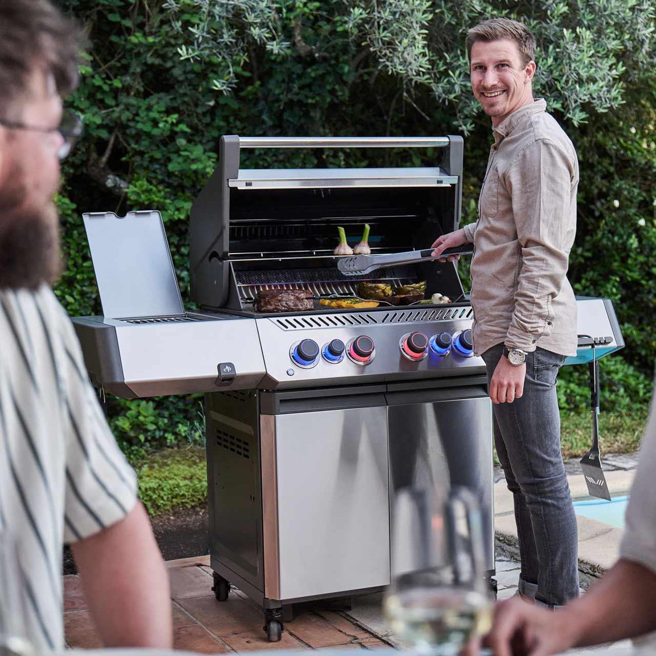 Gasgrill Napoleon Prestige 500 Edelstahl mit SIZZLE ZONE und Heckbrenner (2026) Bundle inkl. 2 Unterschränke