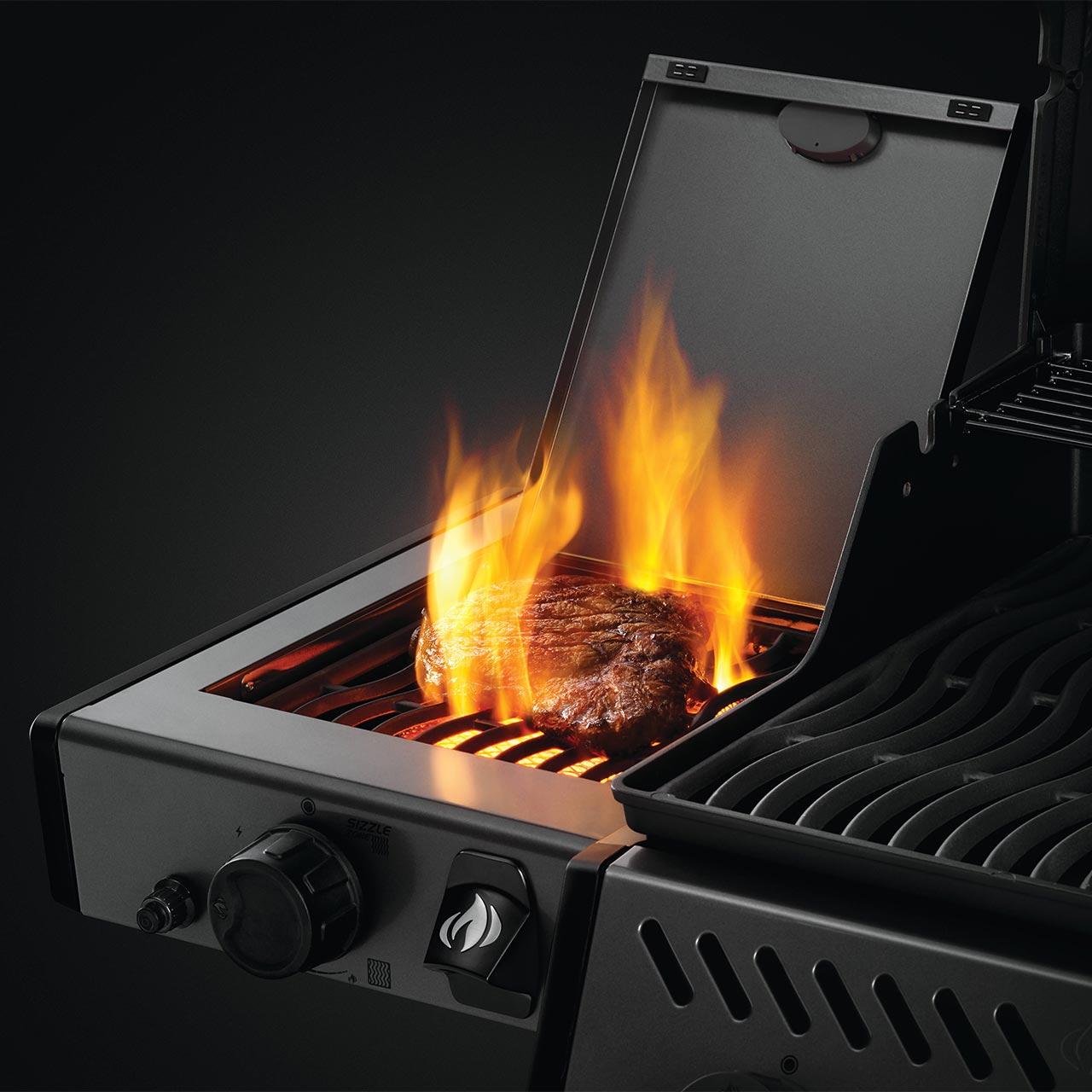 Gasgrill Napoleon Freestyle 365 DSIB mit Tür & Sizzle Zone