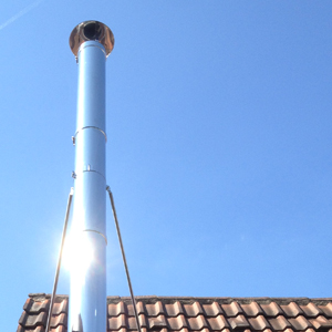 Edelstahlschornstein mit Stützen