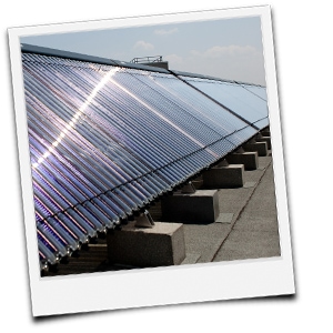 Solarthermiekollektoren auf einem Flachdach