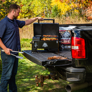 Tischgrill auf der Ladefläche eines Pickups