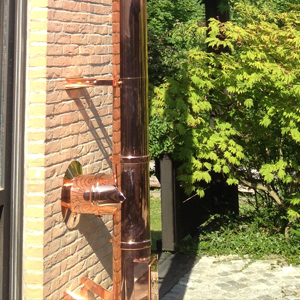 kupferfarbener Edelstahlschornstein mit Reinigungstür