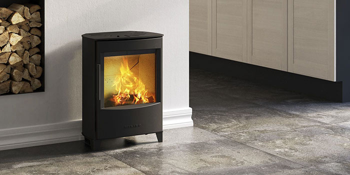 Kaminofen Wiking Mini 2 mit kurzen Beinen Montagebeispiel